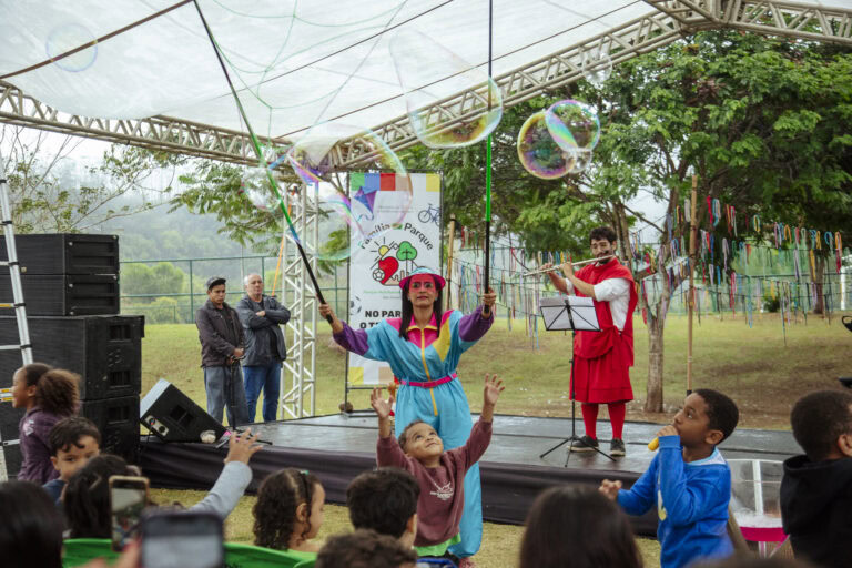 Apresentação infantil na Tenda Literária Rio Vermelho, promovendo cultura e leitura para crianças durante o festival ao ar livre.
