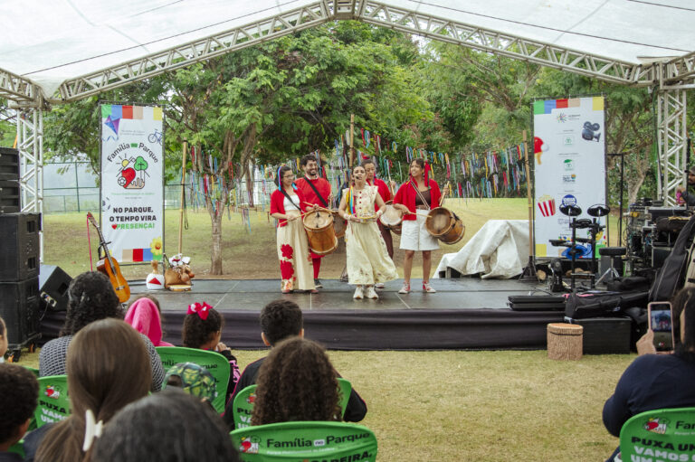 Crianças participando de atividades na Tenda Literária Rio Vermelho, com palhaços e atividades culturais.