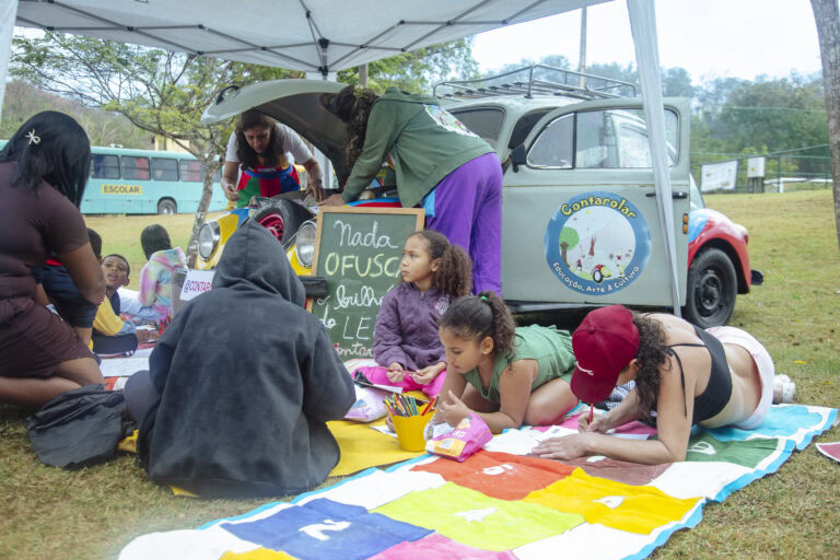 Orquestra de banda de música do Naque durante apresentação em evento cultural.