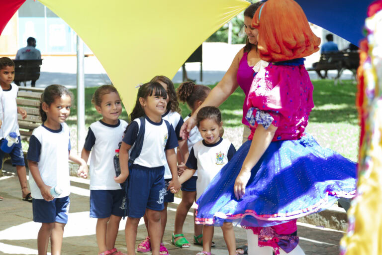 Brincando com a Turma no Festival Tenda Literária em Coroaci, com atividades culturais e educativas.