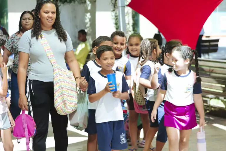 Crianças participando de atividades na Tenda Literária em Coroaci.