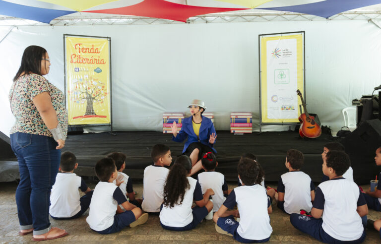 Atividade literária com crianças na Tenda Literária do Festival em Coroaci.