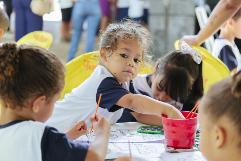 Tenda literária com crianças participando de atividades culturais no festival.