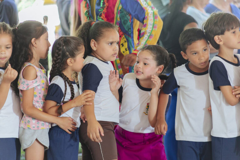Tenda Literária com crianças participando de atividades culturais no festival.