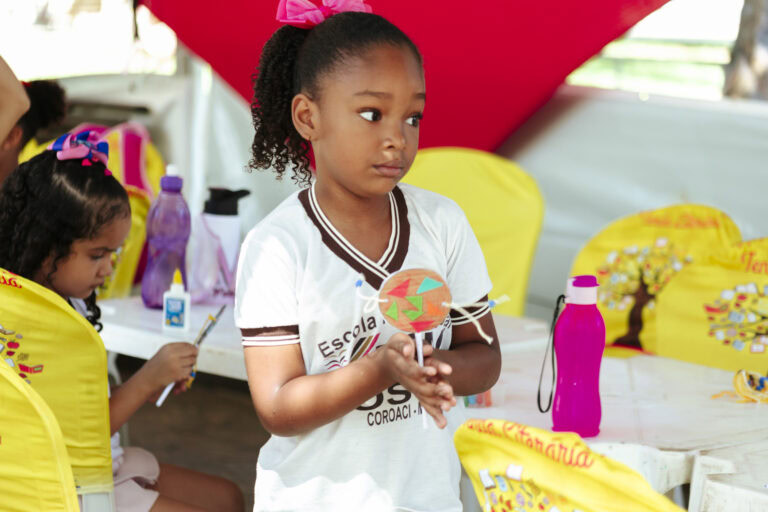Criança participando de atividades na Tenda Literária durante o festival em Coroaci.