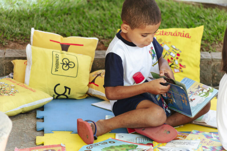 Atividades de leitura ao ar livre na Tenda Literária em Coroaci.