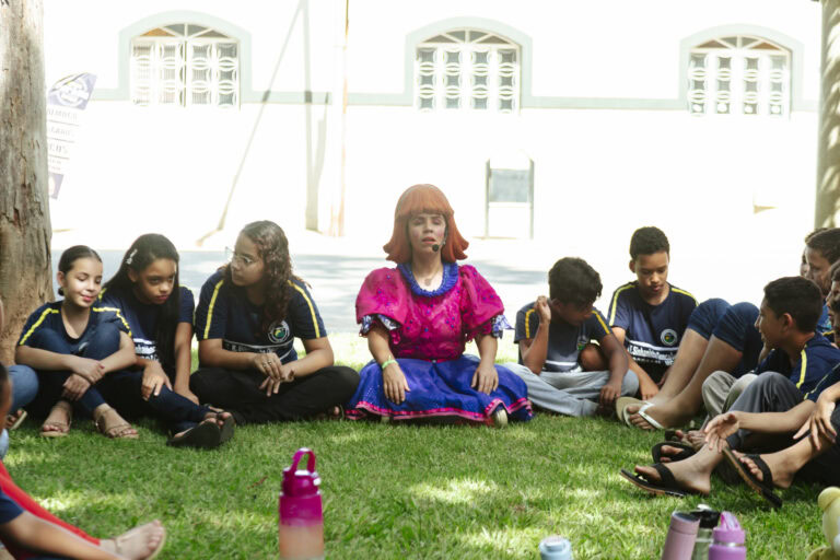 Tenda Literária no Coroaci com crianças participando de atividades culturais à tarde.