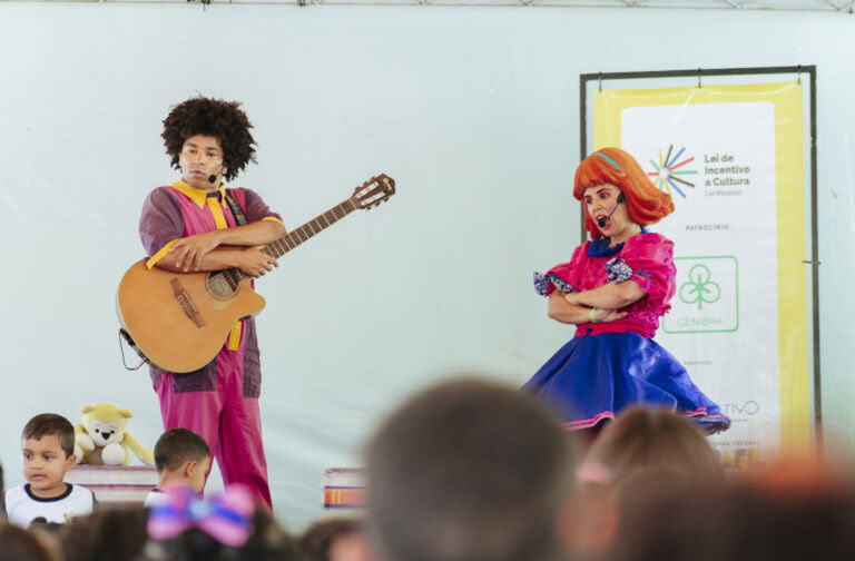 Ator e atriz em apresentação infantil durante o Festival Tenda Literária em Coroaci.