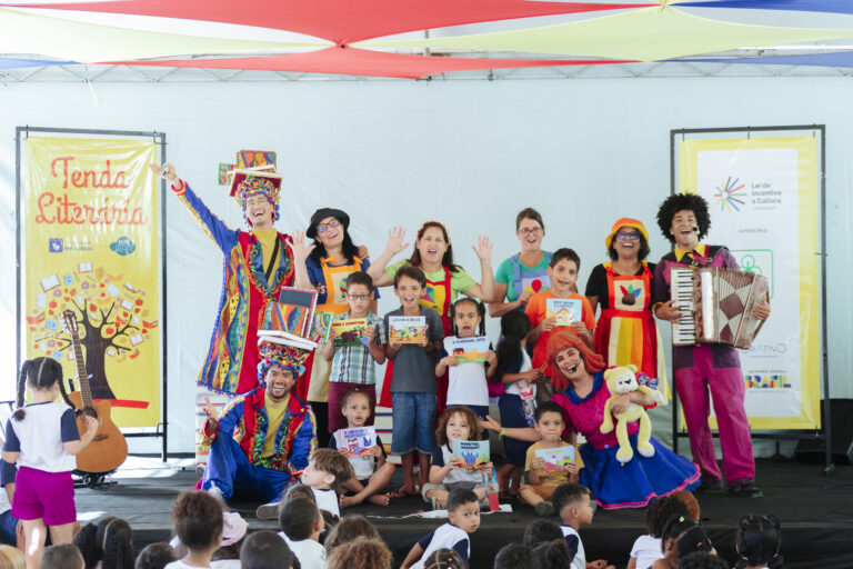 Atividades culturais na Tenda Literária em Coroaci à tarde.