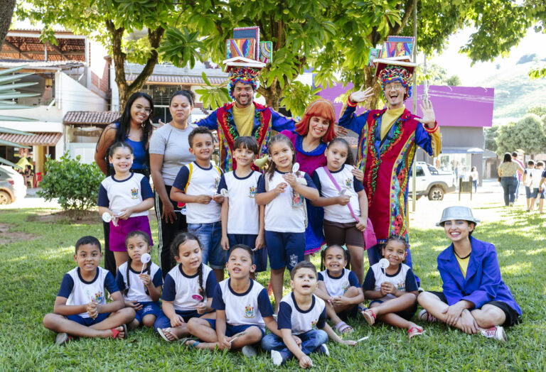 Atividades culturais com crianças na Tenda Literária em Coroaci, durante a tarde do festival.