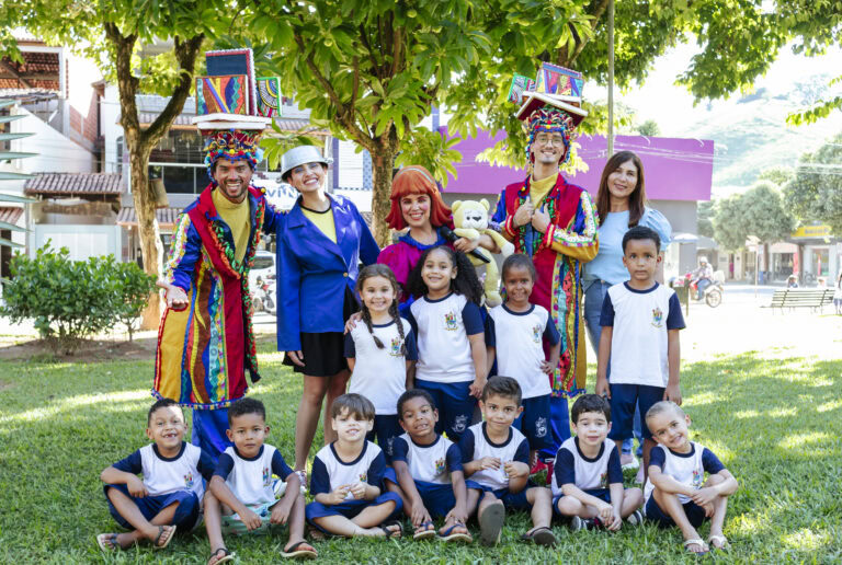 Crianças e artistas em apresentação na Tenda Literária de Coroaci, durante a tarde do festival.