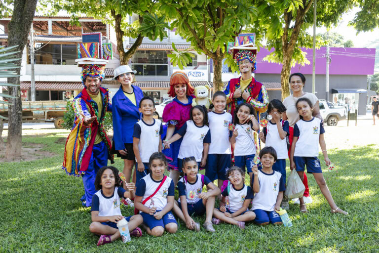Arte de rua e atividades culturais na Tenda Literária de Coroaci à tarde.