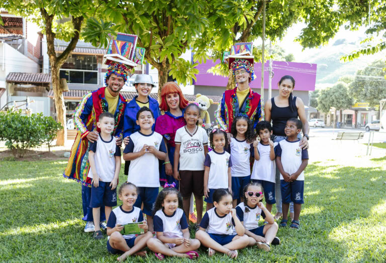 Atividades culturais e educativas na Tenda Literária em Coroaci, com crianças, professores e artista.