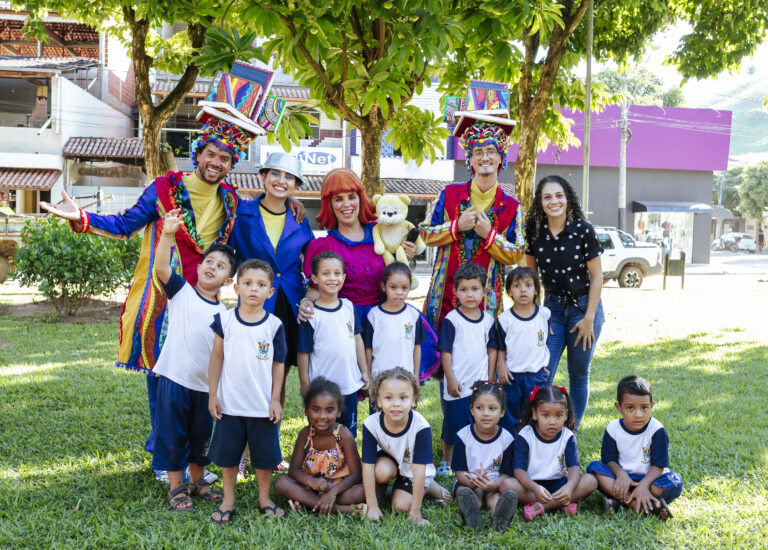 Atividades culturais com crianças na Tenda Literária em Coroaci.