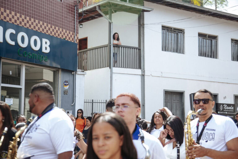 Encontro de bandas de música de Antônio Dias durante evento cultural na cidade.