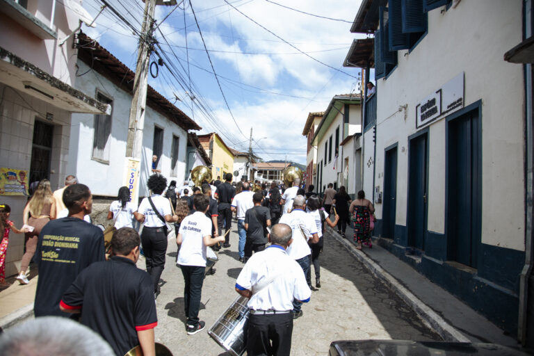 Encontro de Bandas de Música de Antônio Dias com participação de várias bandas locais.