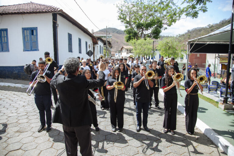 Banda de música tocando durante o Encontro de Bandas de Música de Antônio Dias, promovendo cultura e.