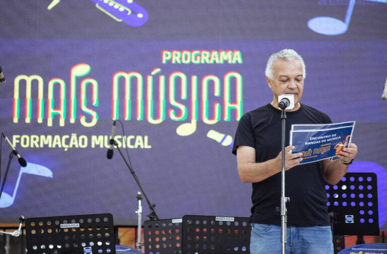 Encontro de Bandas de Música de Antônio Dias com músicos e público presente.