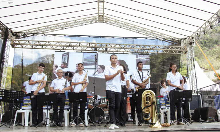 Performance de banda de música no encontro de Antônio Dias.