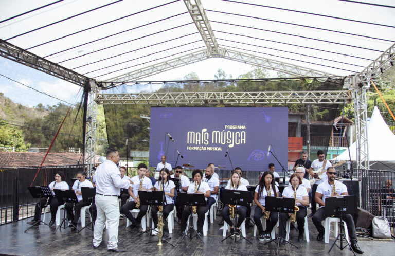 Banda de música ao vivo no evento Encontro de Bandas de Antônio Dias, promovendo cultura e música lo.