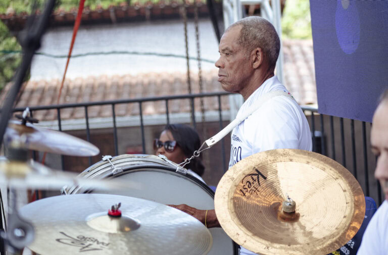 Banda de música tocando em evento cultural de Antônio Dias.