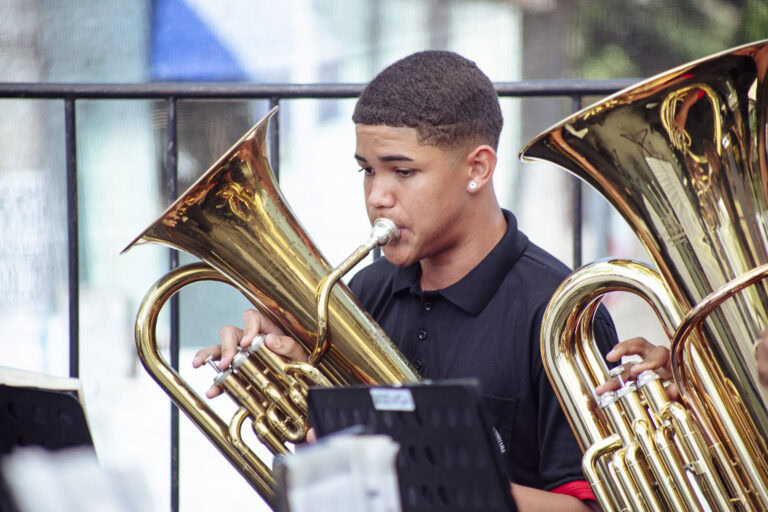Participante tocando tuba em encontro de bandas de música.