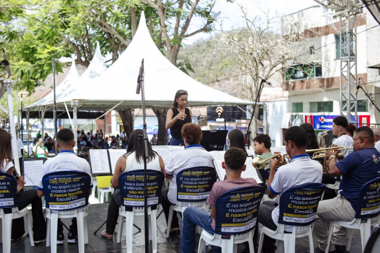 Encontro de Bandas de Música de Antônio Dias com apresentação ao ar livre.