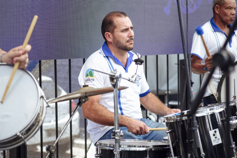 Banda de música tocando durante o Encontro de Bandas de Antônio Dias, evento cultural com apresentaç.