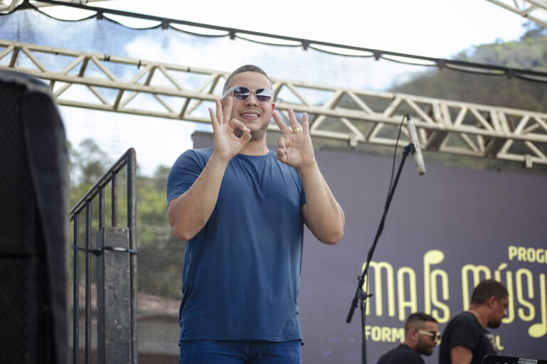 Encontro de bandas de música em Antônio Dias, evento cultural com músicos locais e apresentações ao.