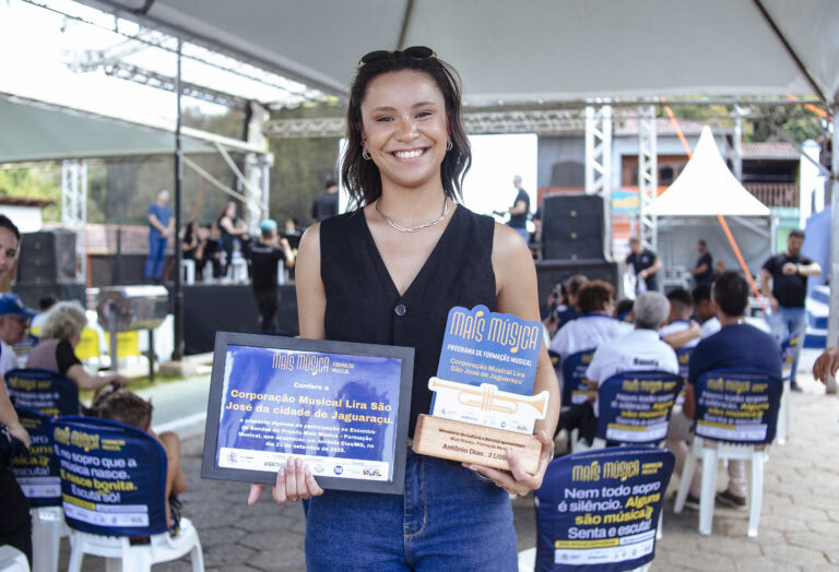 Encontro de Bandas de Música de Antônio Dias com destaque para músicos e público presente.