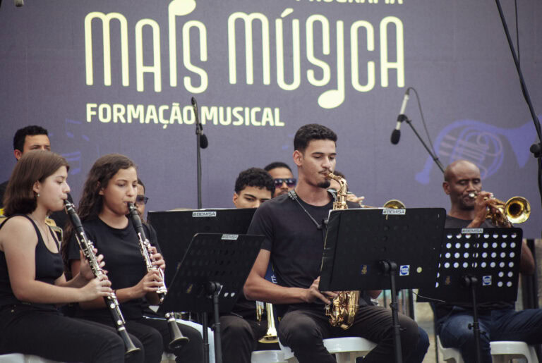 Evento musical com bandas de Antônio Dias e ensaio de músicos locais.