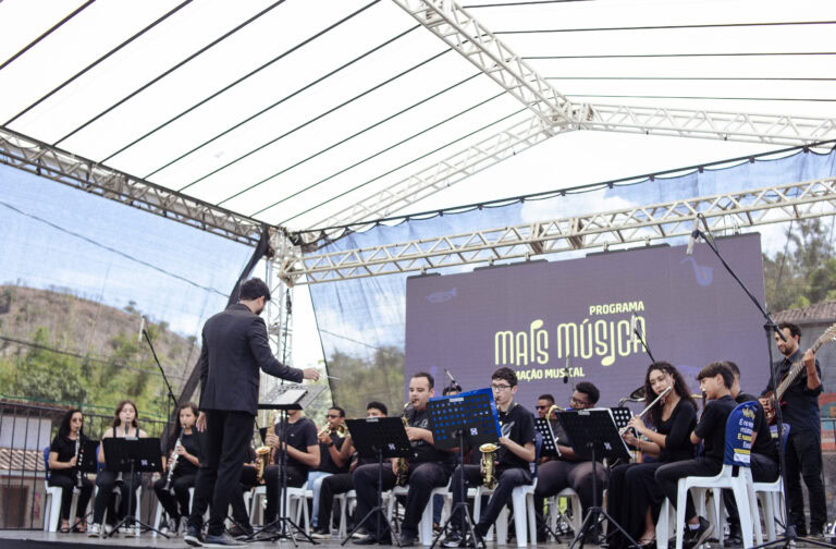 Encontro de bandas de música em Antônio Dias com orquestra ao ar livre.