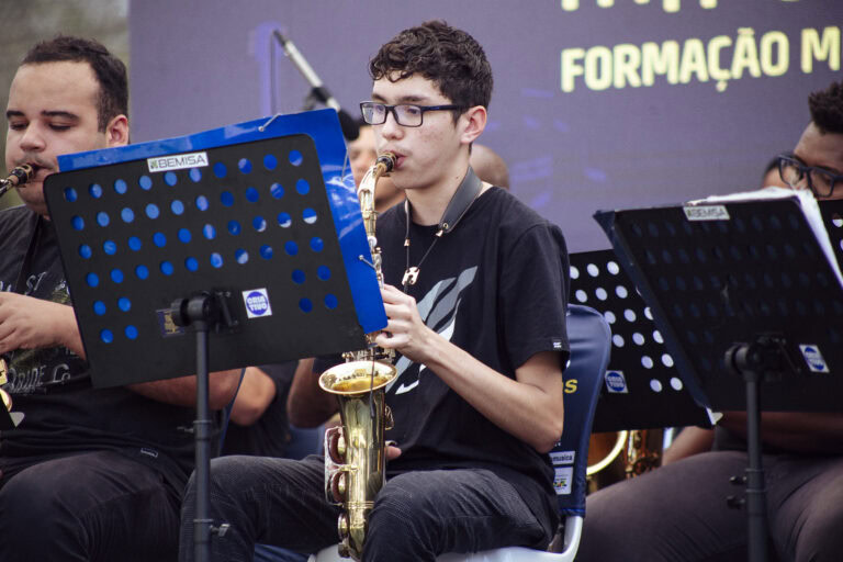 Participantes de banda de música durante o evento em Antônio Dias.
