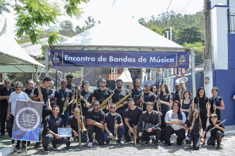 Encontro de Bandas de Música de Antônio Dias com músicos em apresentação ao ar livre.