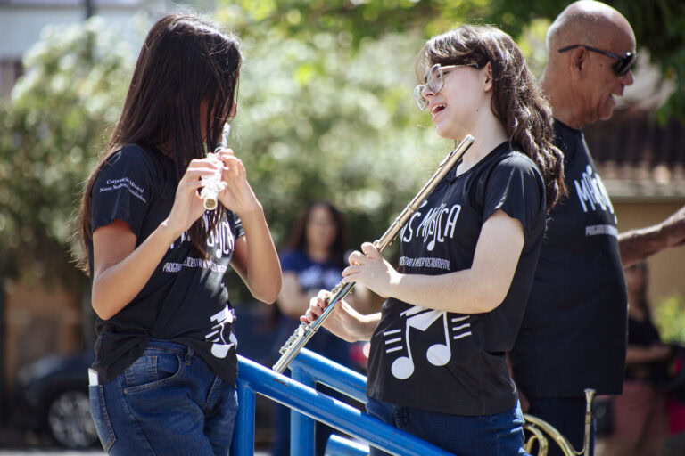 Evento musical com jovens músicos de bandas locais em Coronel Fabriciano.
