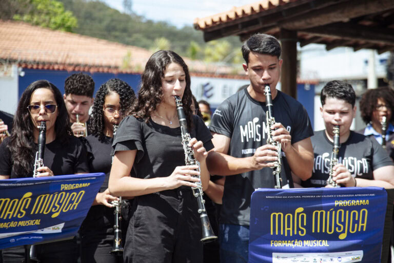 Encontro de bandas de música com jovens músicos tocando clarinete na praça de Coronel Fabriciano.