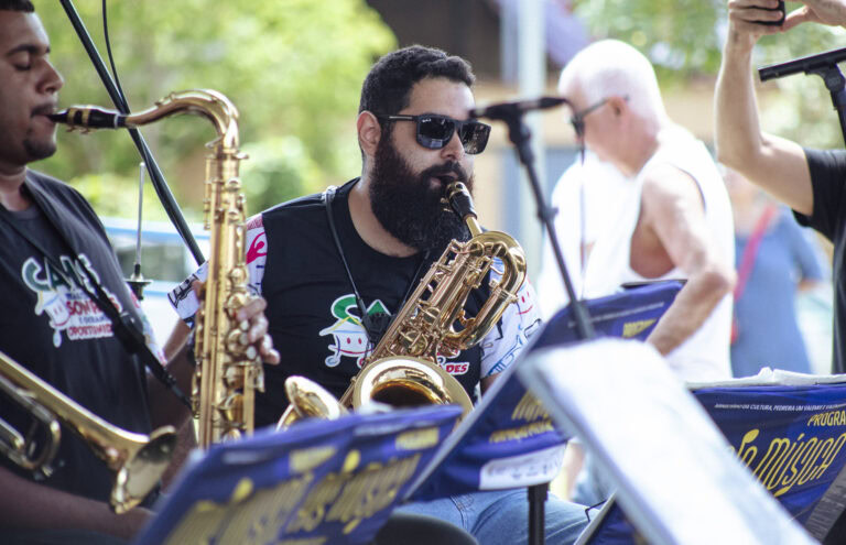 Banda de música tocando em evento de Coronel Fabriciano.