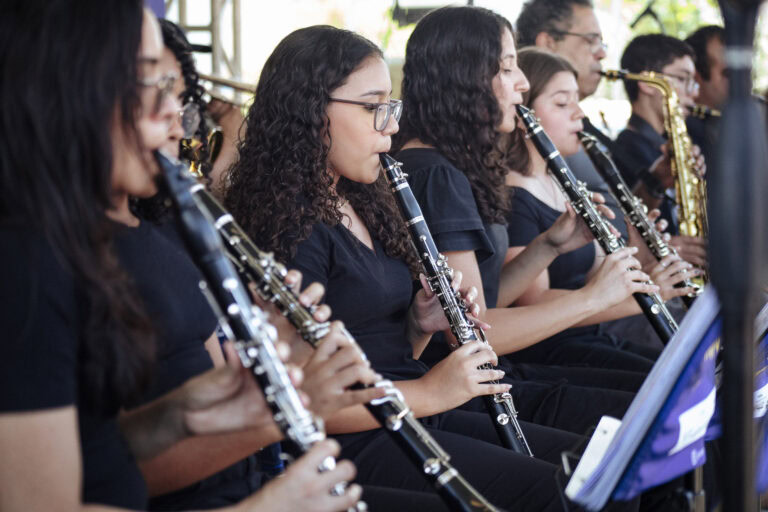 Participantes de banda de música em evento cultural em Coronel Fabriciano.
