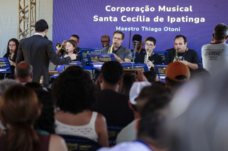 Escola de música Santa Cecília de Ipatinga apresenta banda em evento cultural.