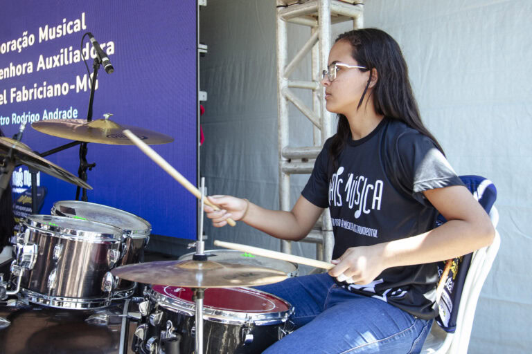 Banda de música tocando bateria durante o evento em Coronel Fabriciano.