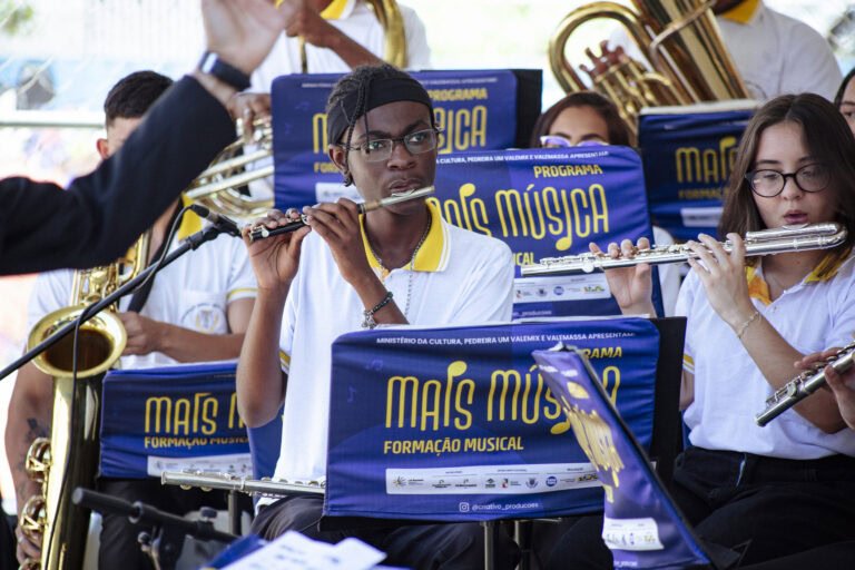 Participantes de banda de música durante o encontro em Coronel Fabriciano, promovendo cultura e form.