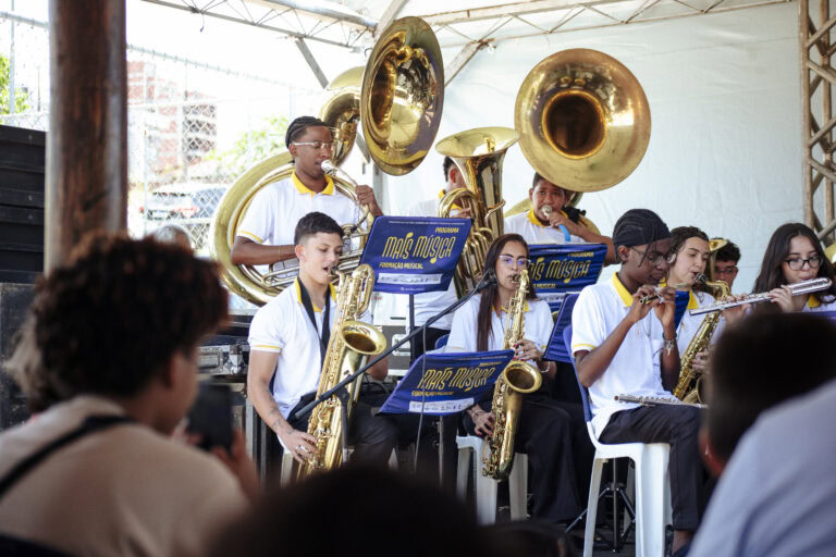 Banda de música tocando em evento cultural de Coronel Fabriciano, durante encontro de bandas locais.