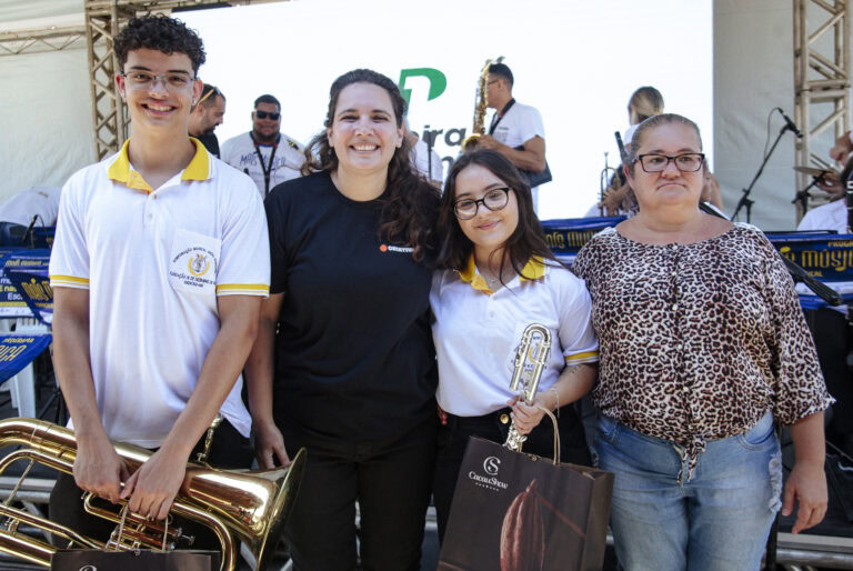 Imagem de jovens músicos e organizadores no evento musical em Coronel Fabriciano.