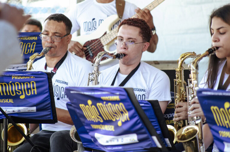 Banda de músicos tocando instrumentos de sopro durante o Encontro de Bandas de Música de Coronel Fab.