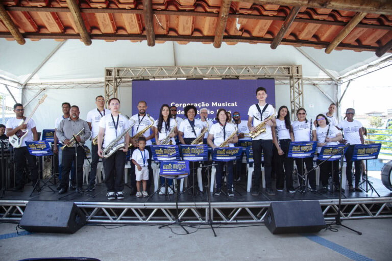 Banda de música durante o encontro em Coronel Fabriciano, evento cultural com diversas bandas locais.