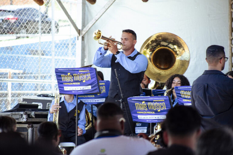 Banda de música tocando em evento de Coronel Fabriciano, durante encontro de bandas.