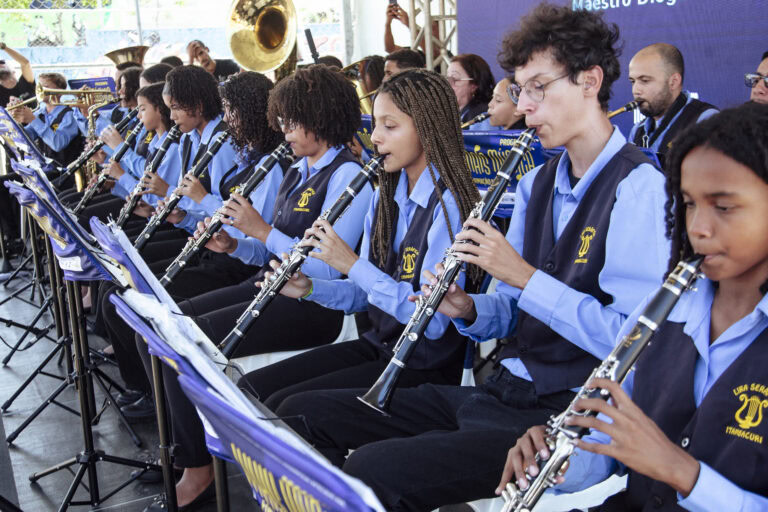 Banda de jovens tocando instrumentos de sopro durante o Encontro de Bandas de Música de Coronel Fabr.