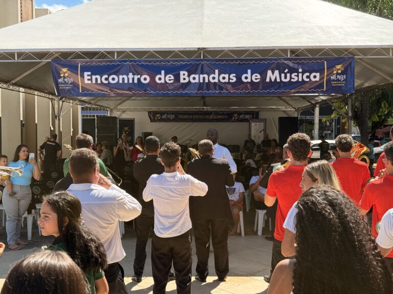 Evento de bandas de música em Coroaci, com público assistindo apresentações ao ar livre.