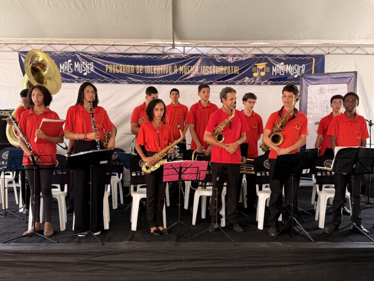 Encontro de bandas de música de Coroaci com jovens músicos tocando instrumentos de sopro ao vivo.