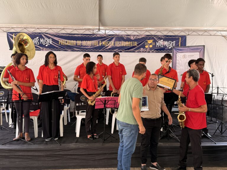 Encontro de bandas de música de Coroaci com jovens músicos em apresentação ao ar livre.
